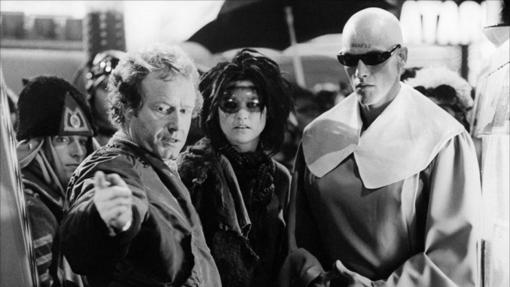 Ridley Scott dirige a algunos actores durante el rodaje de 'Blade Runner'