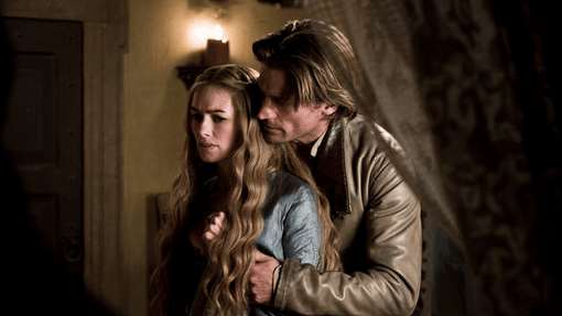 Cersei y Jaime Lannister no pueden controlar su pasión pese a ser hermanos en 'Juego de tronos'.