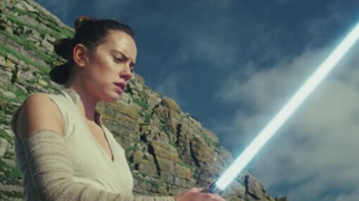 Rey (Daisy Ridley) busca su destino como jedi junto a Luke Skywalker.