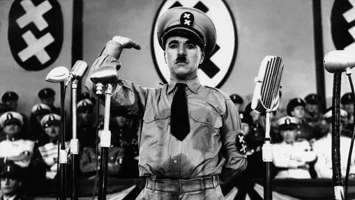 Chaplin hace de un líder parecido a Hitler en 'El gran dictador'.