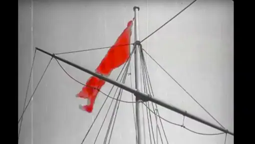 Fotograma de 'El acorazado Potemkin' con la bandera roja izada en el barco.