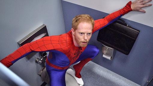 Mitchell va a la oficina disfrazado de Spiderman.