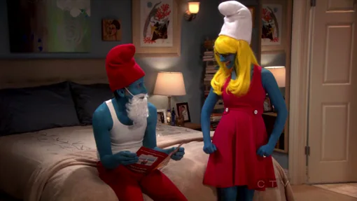 Howard (Simon Helberg) y Bernadette (Melissa Rauch) se visten de los Pitufos en un capítulo de 'The Big Bang Theory'.