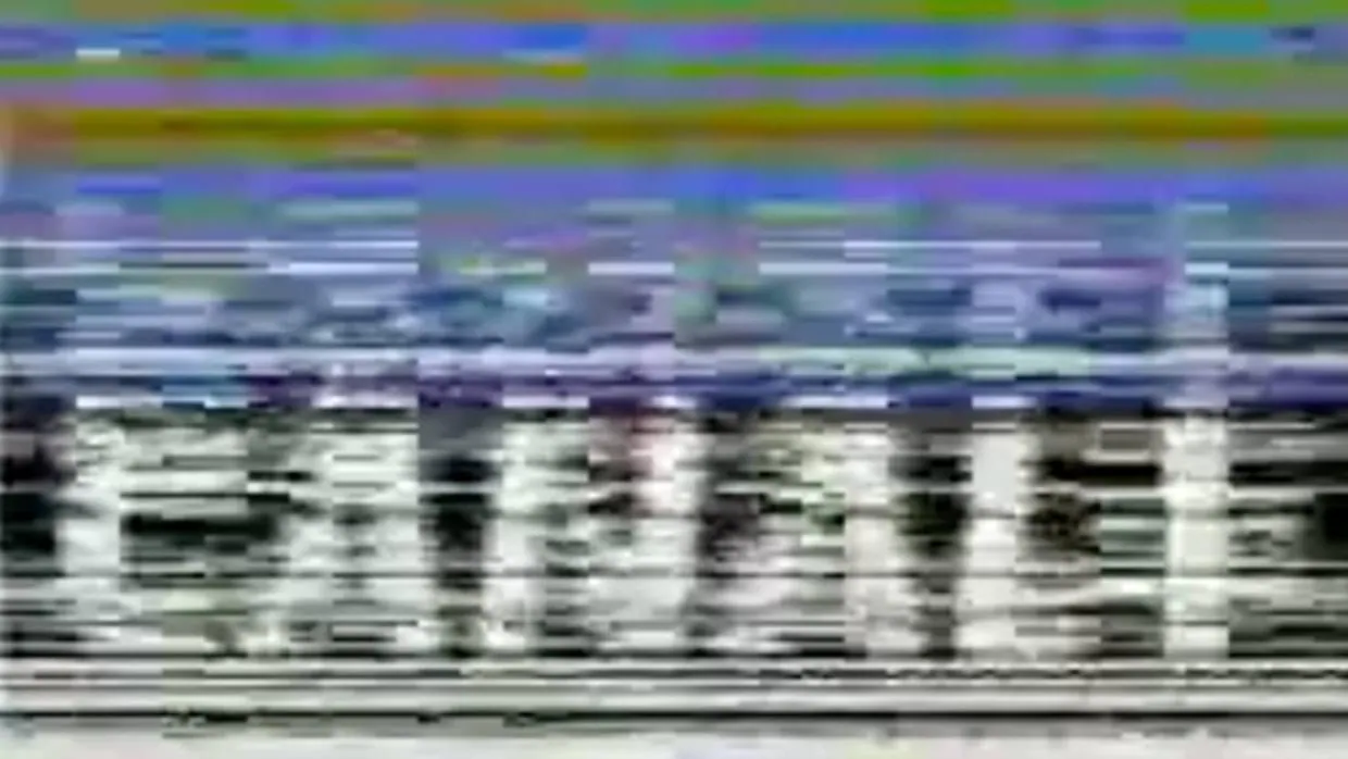 Canal + codificado durante una película con el logo del canal de fondo.