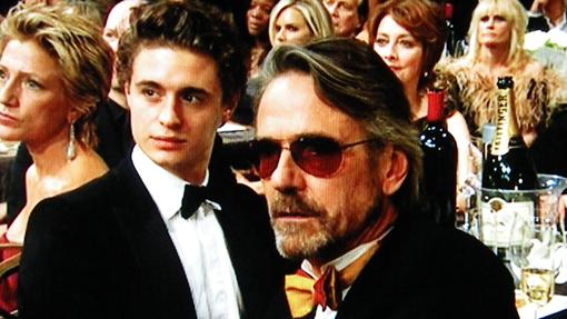 Max (i) es el hijo de Jeremy Irons.