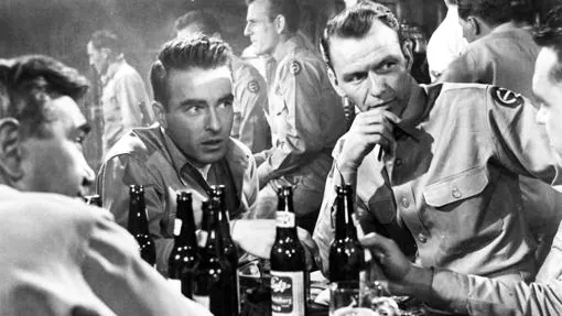 Frank Sinatra (d) junto a Montgomery Clift en la película 'De aquí a la eternidad'.