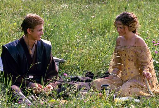 Anakin Skywlaker y Padmé Amidala en una escena campestre, poco habitual en 'Star Wars'.