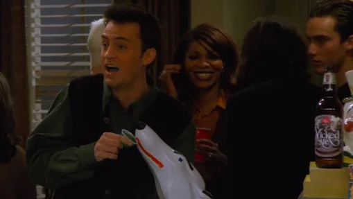 Chandler, borracho en la fiesta de cumpleaños de Joey.