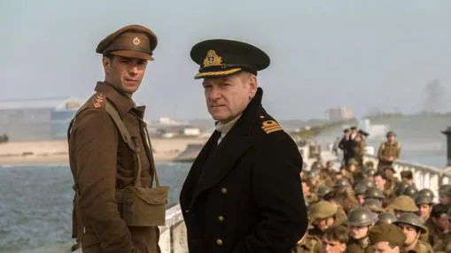 Kenneth Branagh (d) es uno de los protagonistas de 'Dunkerque'.