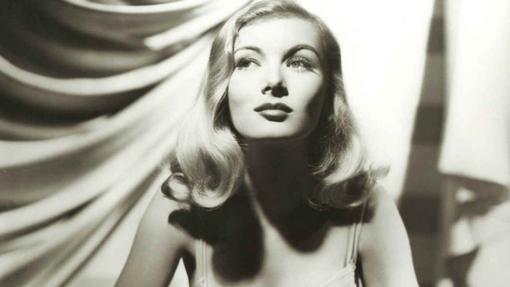 Veronica Lake, posando para una revista.