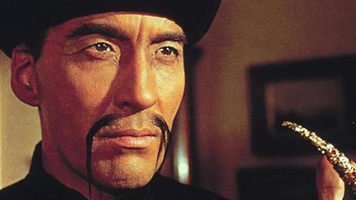 Chrisopher Lee daba vida a Fu Manchu.