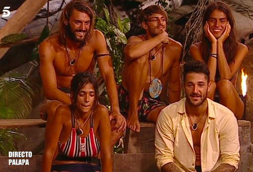 Hugo y Sofía junto a algunos compañeros en 'Supervivientes'.