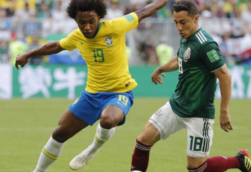 William frente a Guardado en el Brasil-México de octavos.