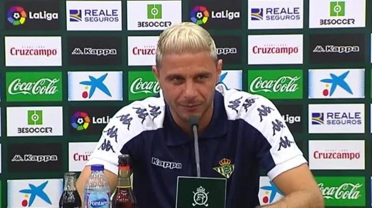Joaquín, en una rueda de prensa con el Real Betis.