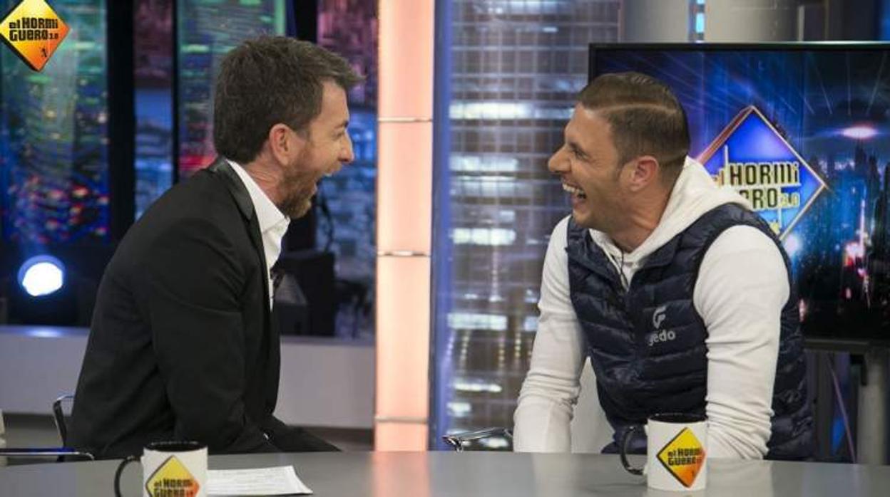 Pablo Motos y Joaquín en 'El hormiguero'.