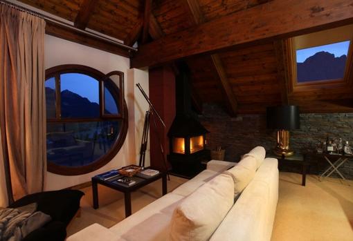 Suite del hotel El Privilegio, frente a los Pirineos aragoneses