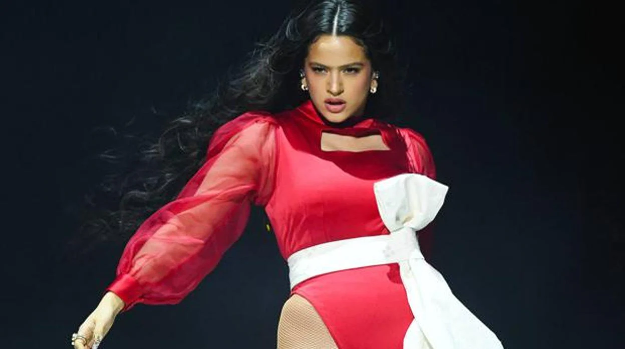Rosalía, en plena actuación en los Grammy latinos de 2019.