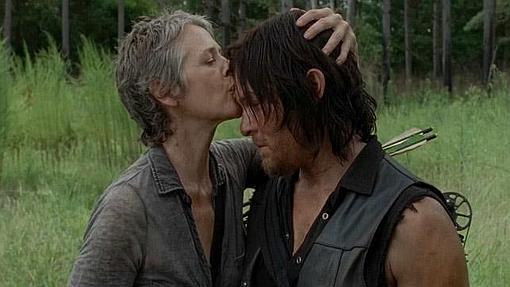 Carol es tierna con un Daryl que no esta preparado para manifestar amor