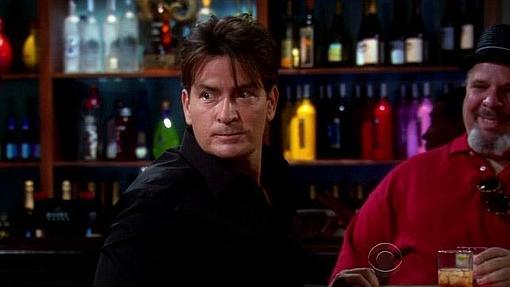 Charlie Sheen flipa con que Raj presuma de salir en la portada de una revista cientifica