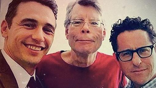 James Franco posa con Stephen King y J.J. Abrams