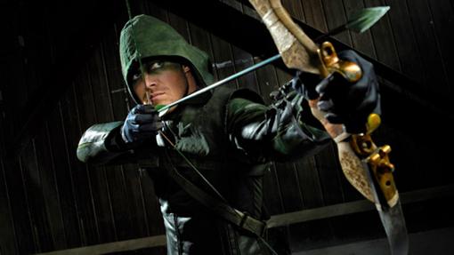 Oliver Queen se prepará para disparar a diana