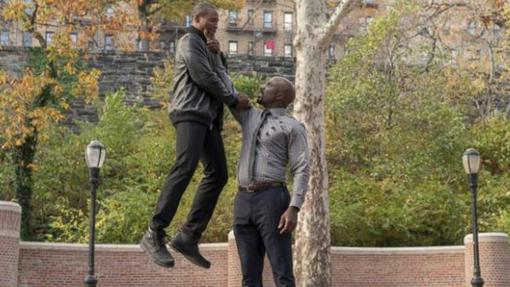 Luke Cage también practica el levantamiento de delincuentes