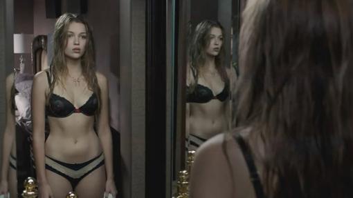 Desnudos, filias y escenas de sexo eran muy habituales en Banshee. Por cierto, la chica de la foto es Lili Simmons