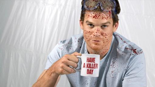 Dexter en una genial instantánea donde parece brindar por su aniversario