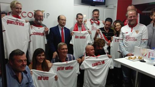 Los actores de «Juego de Tronos» en un partido del Sevilla F.C. que ha tenido lugar durante el rodaje de la séptima temporada. Podemos ver a quienes dan vida a Brienne, Ser Davos, Jon Nieve, Daenerys, Tyrion, Jorah, Jaime, La montaña, Varys y Euron Greyjoy