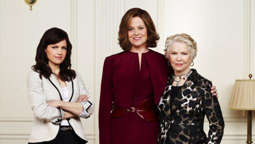 El personaje de Sigourney Weaver, junto a la madre y la asistenta (interpretada por Carla Gugino) en Political Animals