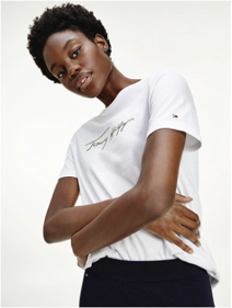 Camiseta con logo distintivo metalizado. Foto de Tommy Hilfiger.