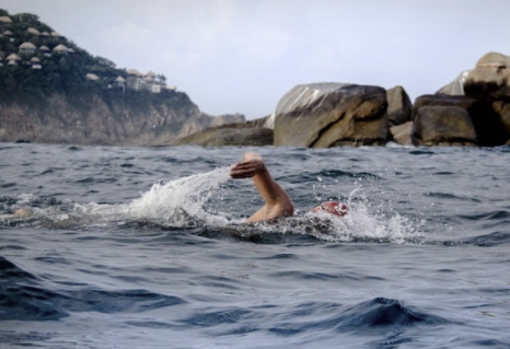 La natación puede practicarse en cualquier playa y tiene muchos beneficios para la salud. / Aljendra Ezquerro