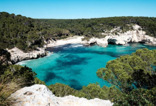 La playa es uno de los grandes destinos de vacaciones durante el verano, septiembre y octubre. / Joao Branco / Unplash