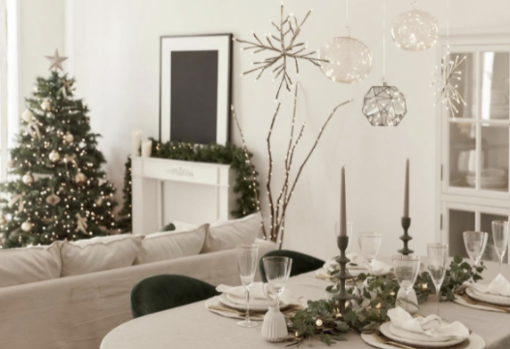 El árbol de Navidad y una mesa atractiva y elegante son esenciales para lograr un hogar atractivo en Navidad.