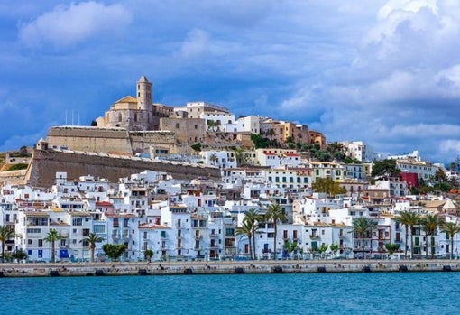 Ibiza es una ciudad llena de atractivos en la que destaca la zona de Dalt Vila. / Turismo Illes Balears / Instagram