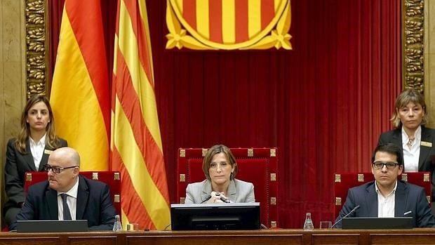 La presidenta del Parlament, Carmen Forcadell, junto a los vicepresidentes Lluis Corominas (i) y José Maria Espejo-Saavedra este lunes