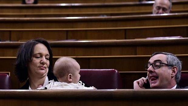 Carolina Bescansa y su bebé en el Congreso de los Diputados