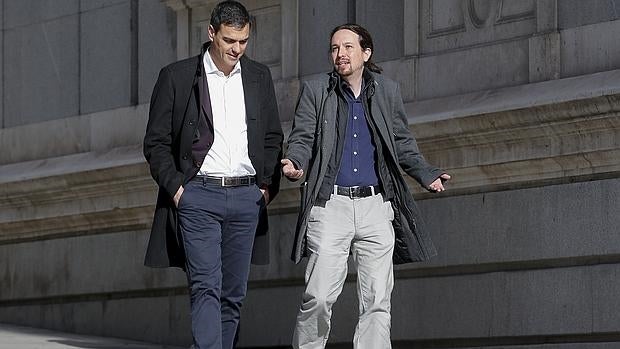 Pedro Sánchez junto a Pablo Iglesias antes de una de sus reuniones postelectorales