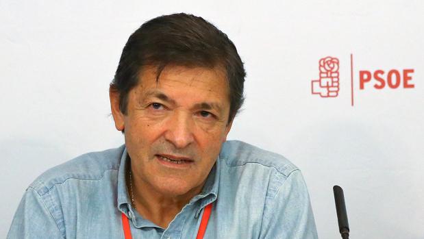 Javier Fernández, ayer, en la sede socialista de Ferraz