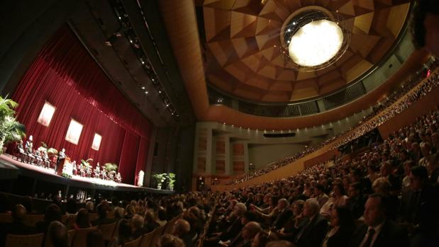 Alberto García Reyes se dirige a un abarrotado Teatro de la Maestranza durante el pregón de la Semana Santa