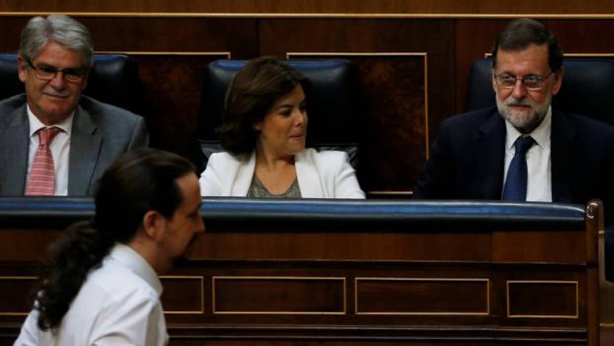 Pablo Iglesias pasa por delante de Alfonso Dastis, Soraya Sáenz de Santamaría y Mariano Rajoy, en Congreso