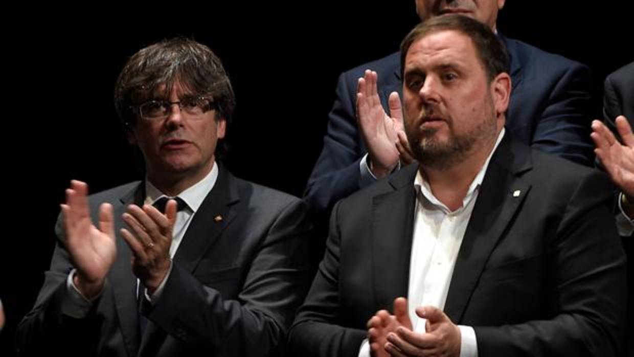 A la izquierda, Carles Puigdemont; a la derecha, Oriol Junqueras