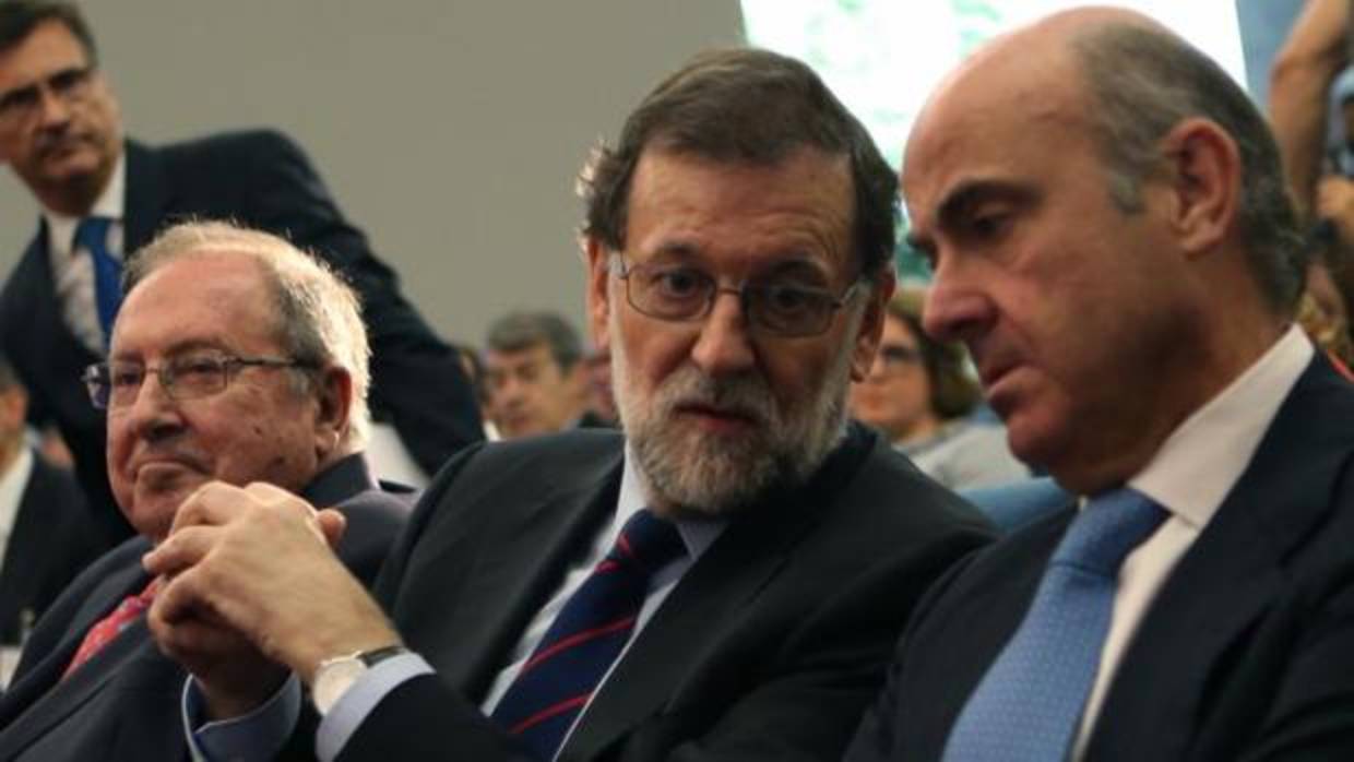 El presidente del Gobierno, Mariano Rajoy, junto al Ministro de Economía, Luis de Guindos