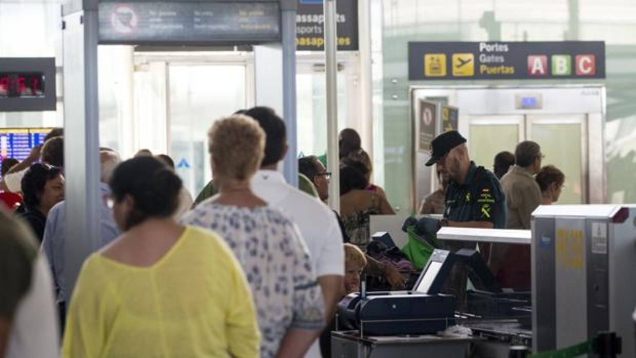 Efectivos de la Guardia Civil trabajan en los accesos a las puertas de embarque del aeropuerto de El Prat