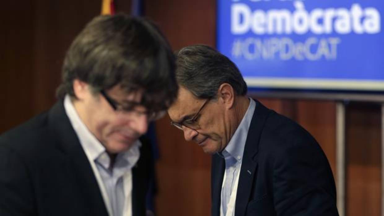 El presidente de la Generalitat, Carles Puigdemont (izquierda), junto al expresidente Artur Mas