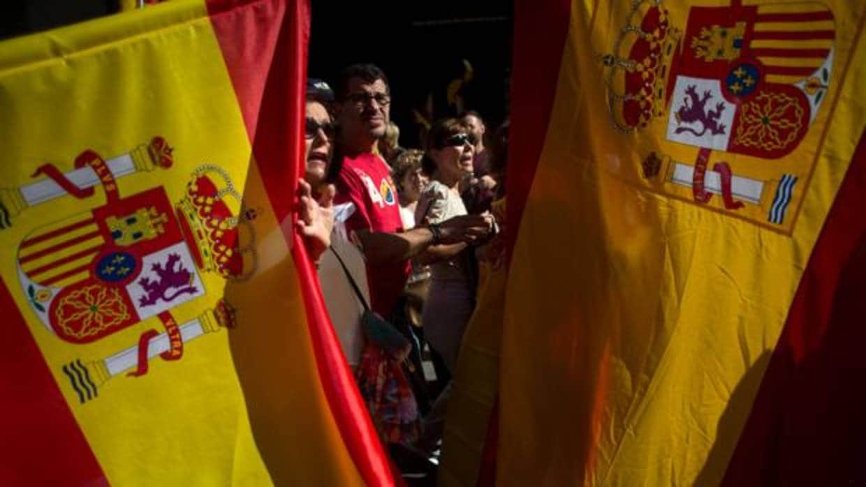 Banderas de España en la manifestación celebrada ayer en Barcelona contra el desafío soberanista