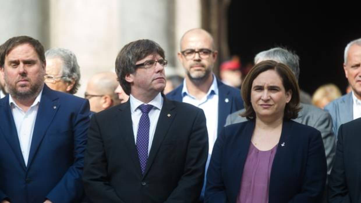 Oriol Junqueras, Carles Puigdemont y Ada Colau, concentrados en la plaza Sant Jaume
