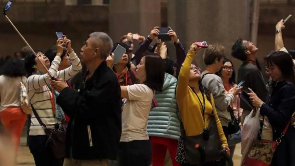Turistas asiáticos visitan la Sagrada Familia de Barcelona