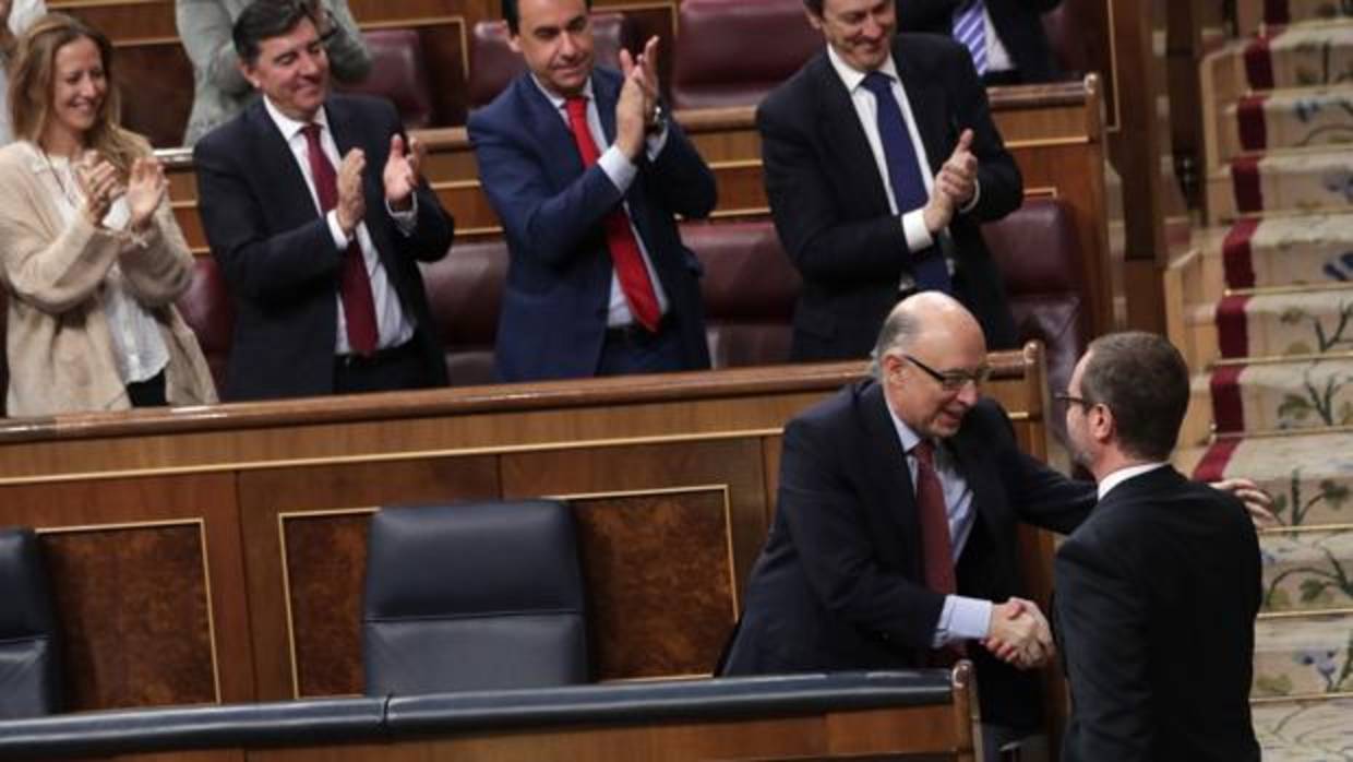 Javier Maroto es felicitado por el ministro de Hacienda, Cristóbal Montotro, durante el pleno del Congreso en el que se aprobó el cupo vasco