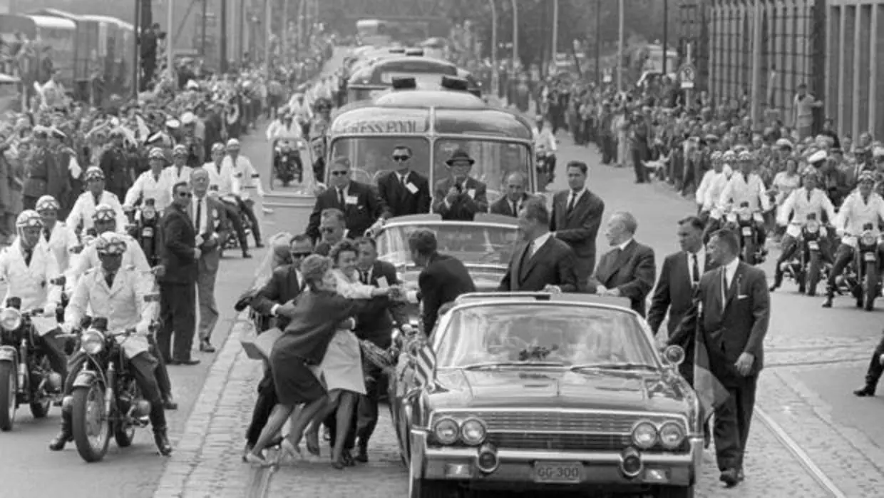 Visita del presidente Kennedy a Berlín en 1963 y en el que varias mujeres rompen el cordón de seguridad